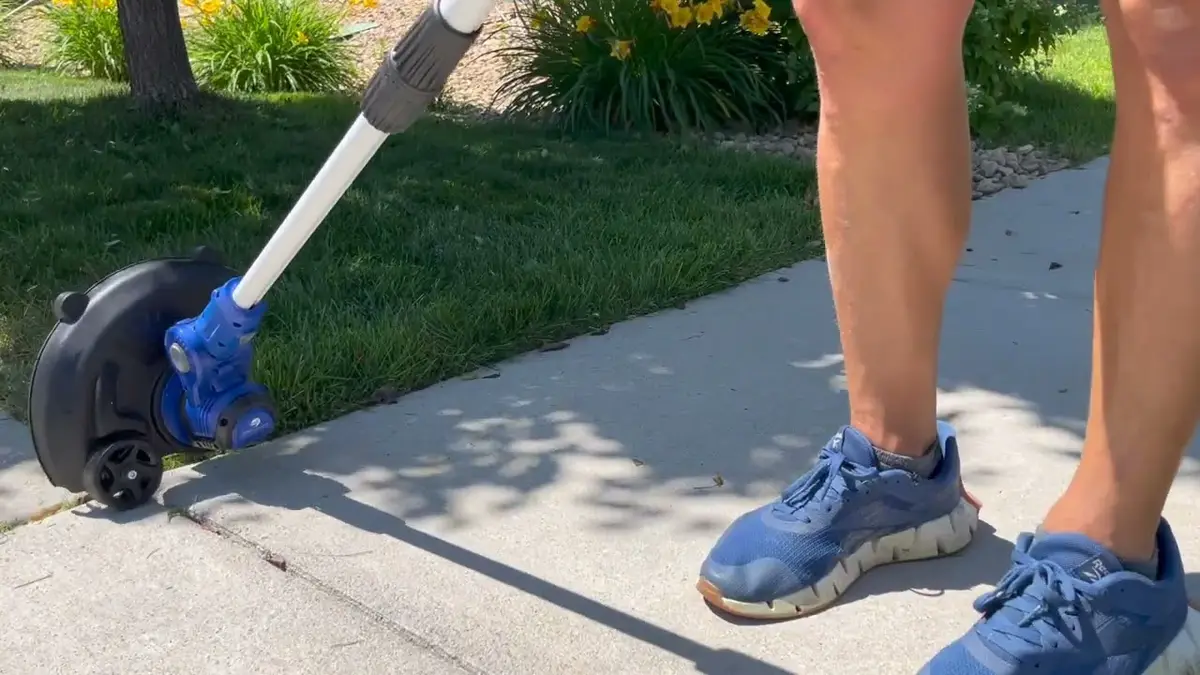 Wild Badger Trimmer + Blower, frame from Will's review video